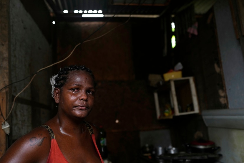 Francielle de Santana llora mientras explica que algunos días su familia no tiene qué comer, en su casa en la favela Jardim Gramacho.