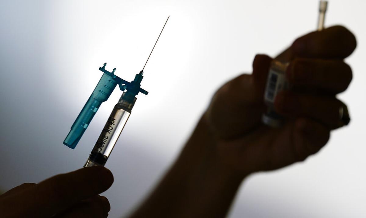 Los CDC reducen a cinco meses el periodo para recibir la dosis de refuerzo de Pfizer