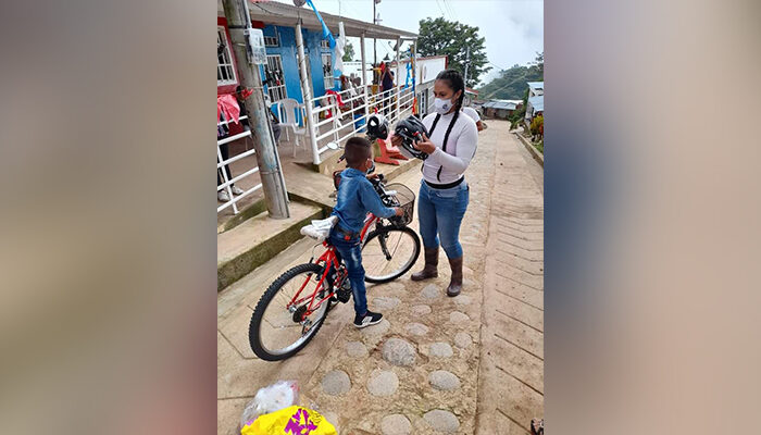 Héroe en dos ruedas: conozca la historia del niño que rescata animales en su bicicleta