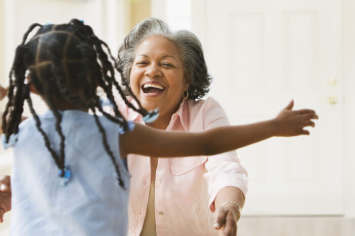Abuelos que cuidan a sus nietos viven más que los que no, según estudio