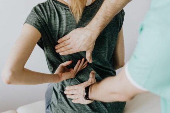 Dolor de espalda: tres cosas que debe dejar de hacer a diario para evitar molestias