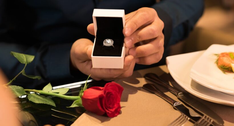 Salió tacaño: hombre le pidió matrimonio a su novia y la puso a pagar la mitad del anillo