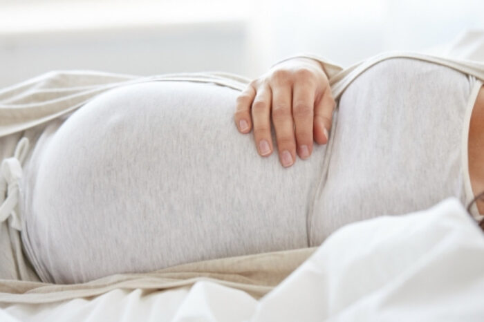 ¿Cómo debe dormir una mujer embarazada?