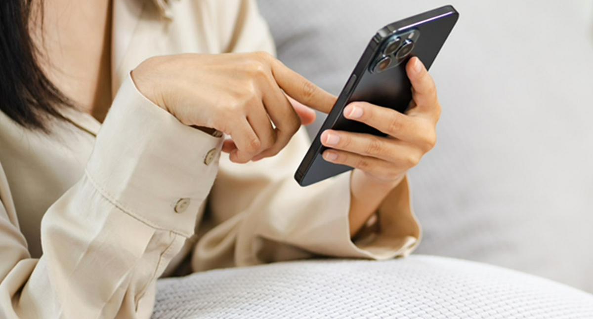 ¿Le revisa el celular a su pareja sin permiso? Podría estar cometiendo un delito en Colombia