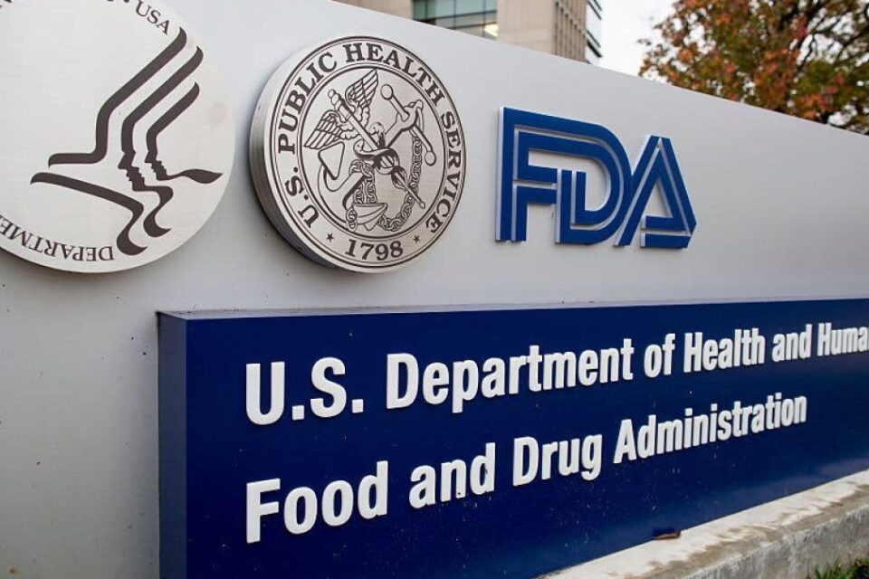 FDA dice que vacunas contra el COVID-19 mataron a 10 niños; expertos lo contradicen