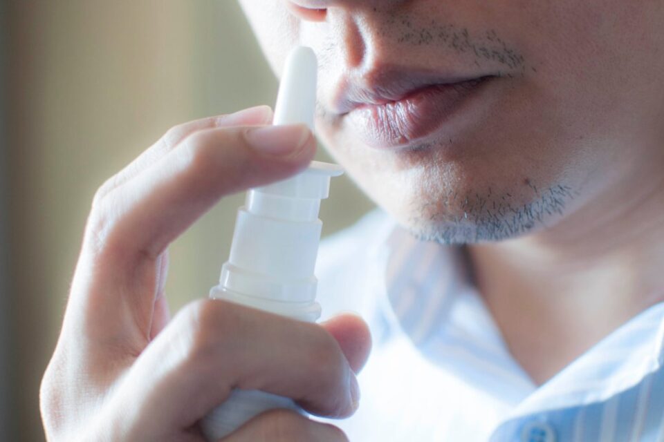 Un spray nasal común podría bloquear la infección por COVID-19, indica ensayo clínico